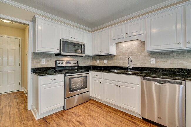 Building Photo - 2152 Sylvan Lake Dr