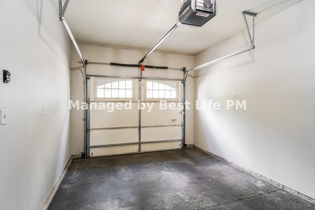 Building Photo - 2067 NE 49th Way