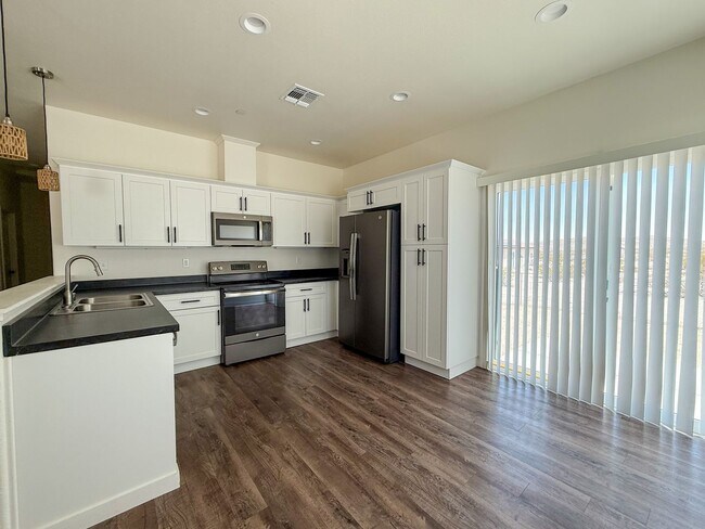 Building Photo - 29 Palms Home with Solar