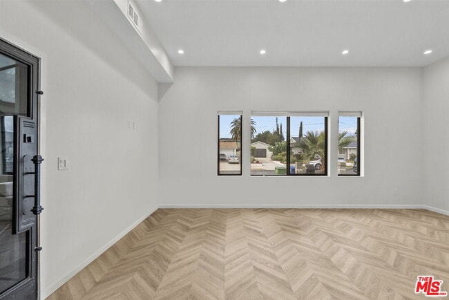 Building Photo - 10006 Odessa Ave