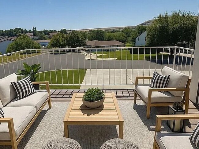 Building Photo - Stylish Meadow Springs Home Steps from the...
