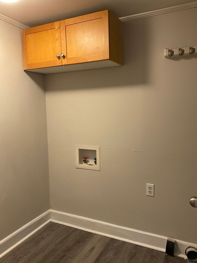 Building Photo - 4 Bedroom  Home in Gastonia - Hardwood Floors, Spacious Rooms!!!