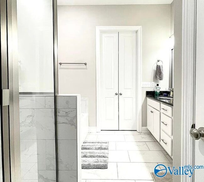 Building Photo - 50 Pine St