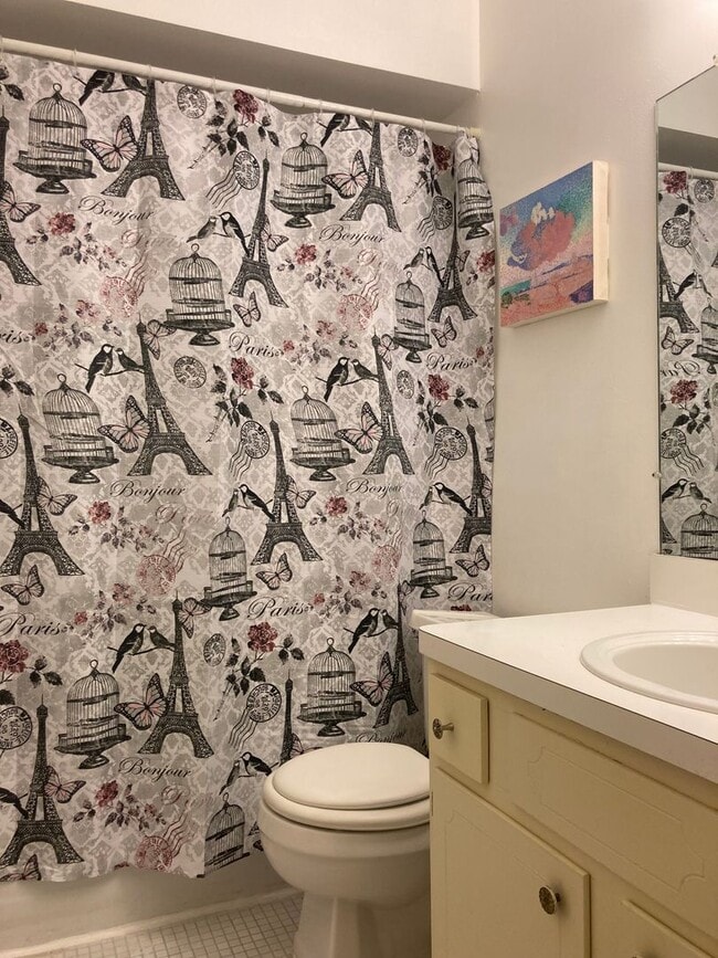 Building Photo - Spacious 3 Bedrooms 4 Bath  Condo with 2 C...