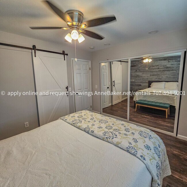 Building Photo - Exquisitely Updated Condo - Must See