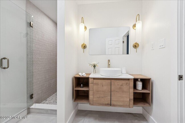 Building Photo - 18 Oak Knl Dr