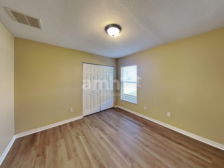 Building Photo - 5869 NW Leghorn Ave