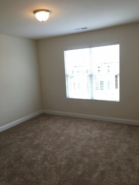 Building Photo - 3 Bedroom 3 bathroom Townhome!