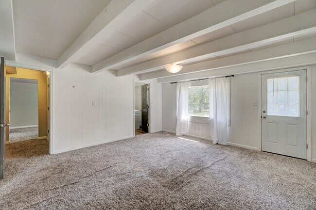 Building Photo - 712 Dakota St