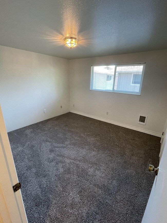 Building Photo - 130 NE Conifer Blvd