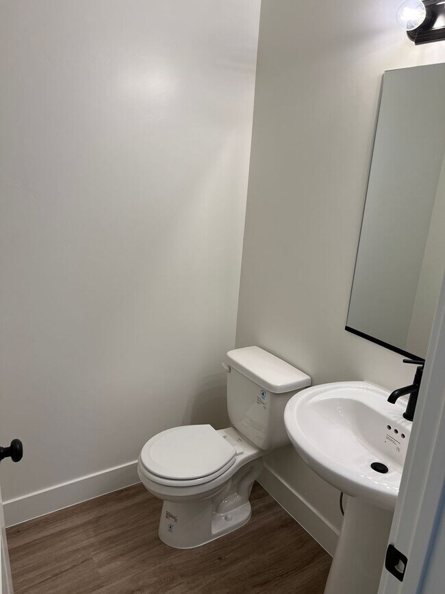 Building Photo - Newer 4 bedroom townhome in South Desert Gardens!