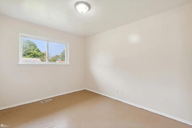 Building Photo - Spacious 3-Bedroom Home for Rent in Mount Morris