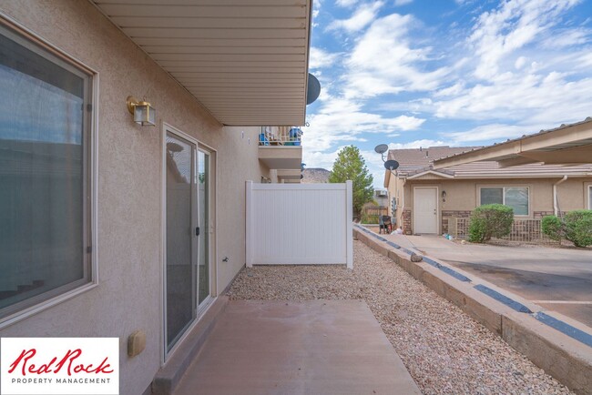 Building Photo - Spacious 3 Bedroom Townhome in Central St....