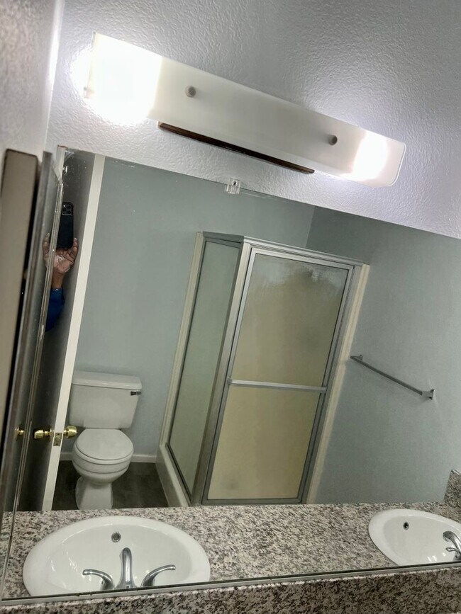 Building Photo - Spacious 2 bedroom condo with garage