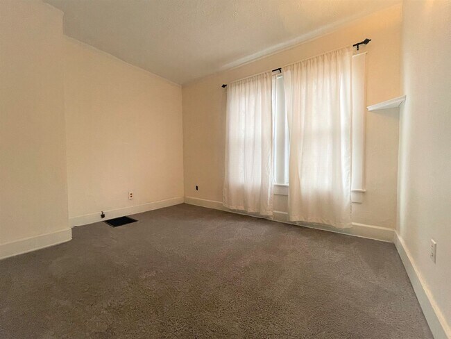 Building Photo - 381 Alden Ave