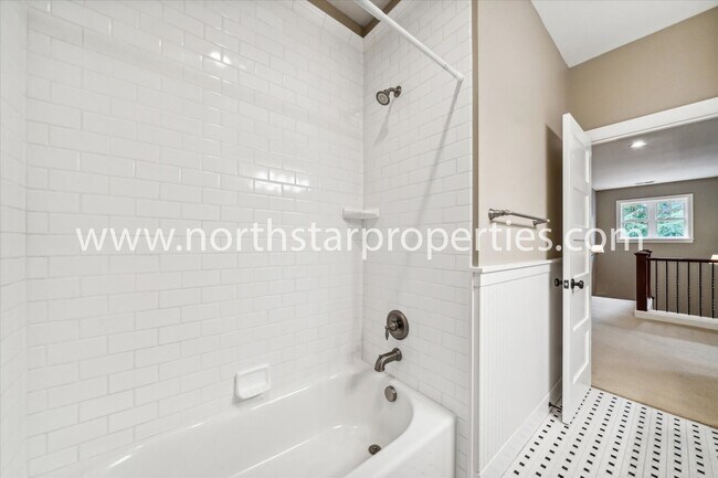 Building Photo - New Exquisitely Designed Dream Home in Lake Oswego.