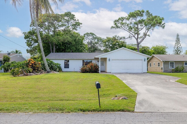 Building Photo - 662 NW Cardinal Dr