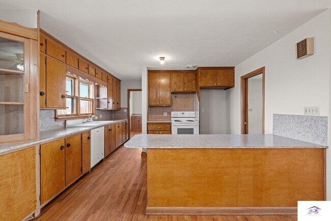 Building Photo - AVAILABLE NOW!