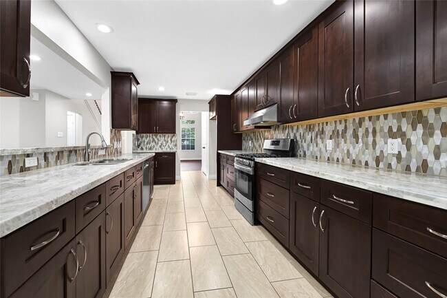 Building Photo - 5914 Shadow Creek Ct