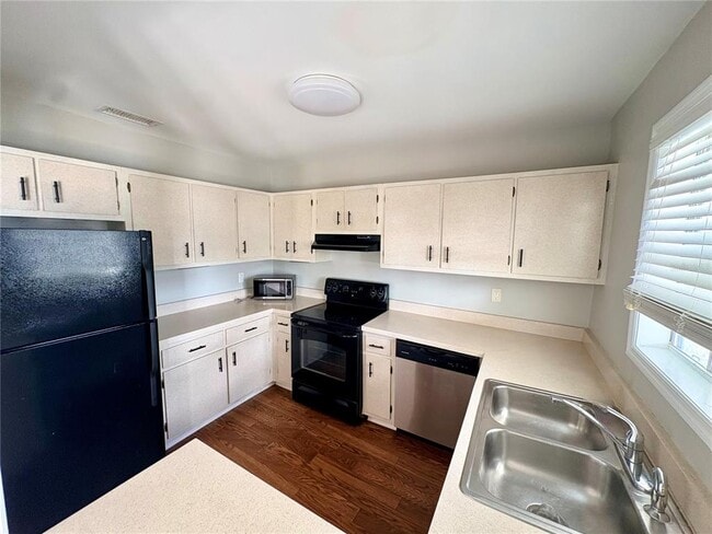 Building Photo - 204 Pompano Dr SE