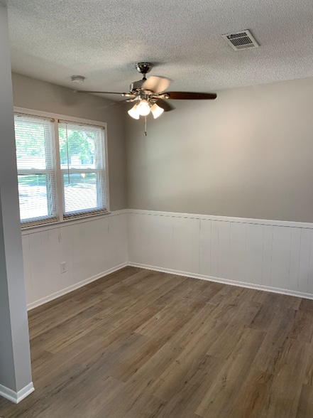 Building Photo - 210 N 4th St