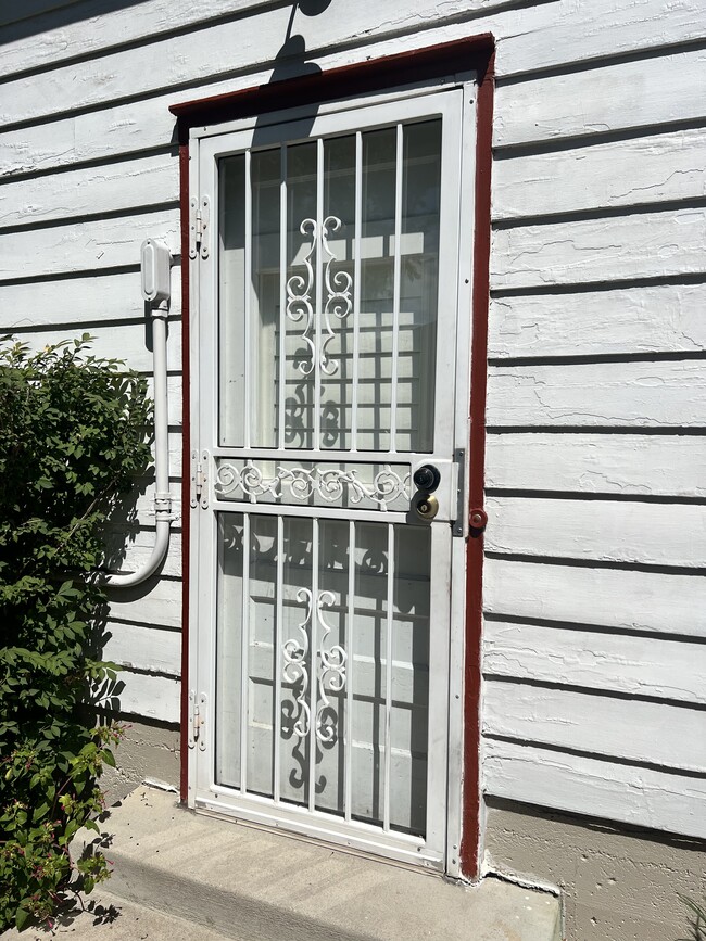 Private Entrance - 2275 Gray St