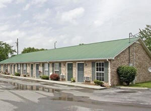Building Photo - 1BR 1BA Ground Level Apt., Free Water! - *No pets*
