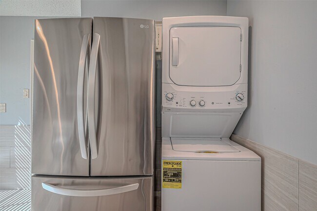 Building Photo - 7700 Creekbend Dr