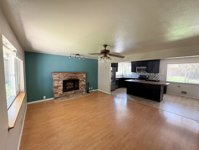 Building Photo - Beautiful 4-Bedroom Home in Arvada – Spaci...
