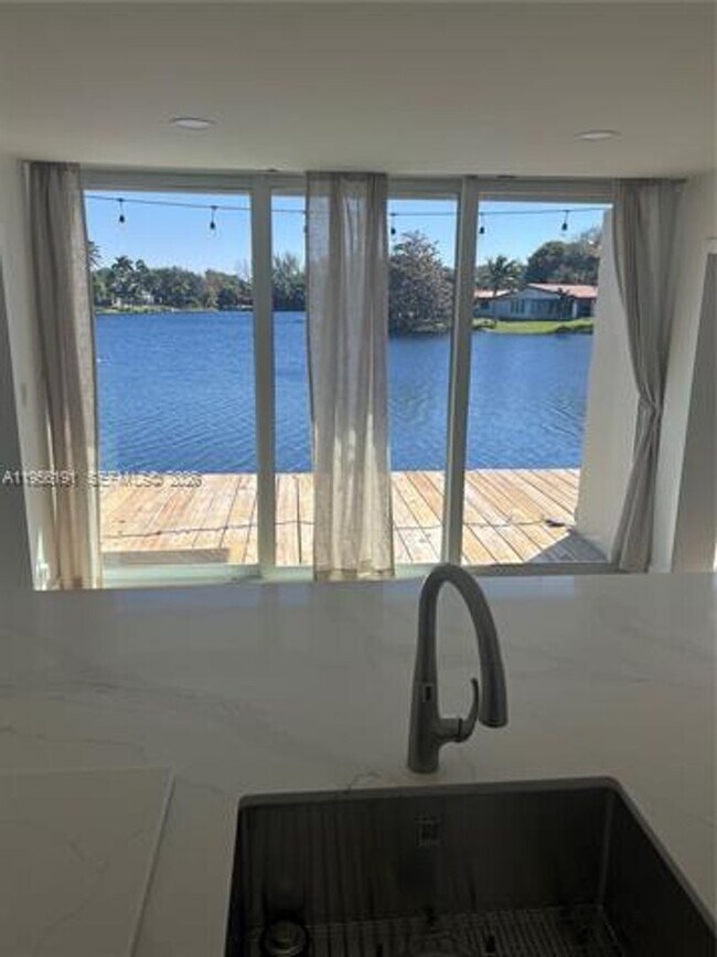 Building Photo - 6484 Miami Lakes Dr