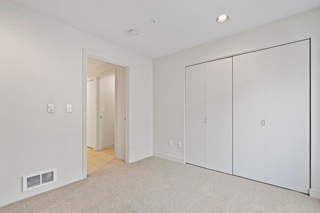Building Photo - 601 W Mercer Pl