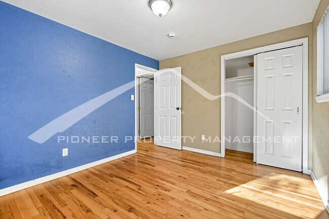 Building Photo - Spacious Home with Washer/Dryer and Fenced Yard