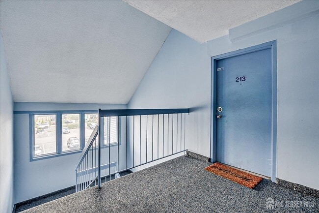 Building Photo - 213 Peach St
