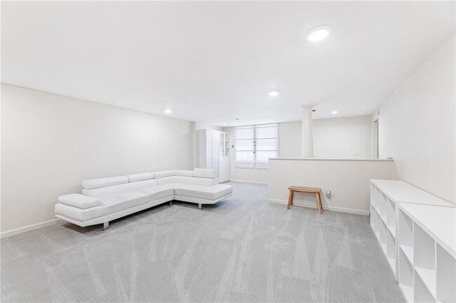 Building Photo - 908 Lenox Hill Ct NE