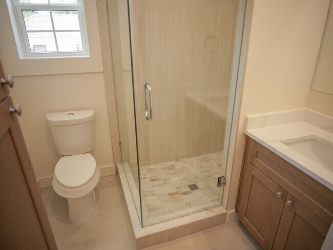 Building Photo - 803 Oakland Ave