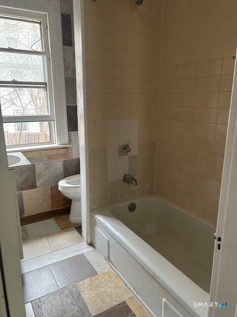 Building Photo - 39 Giles St