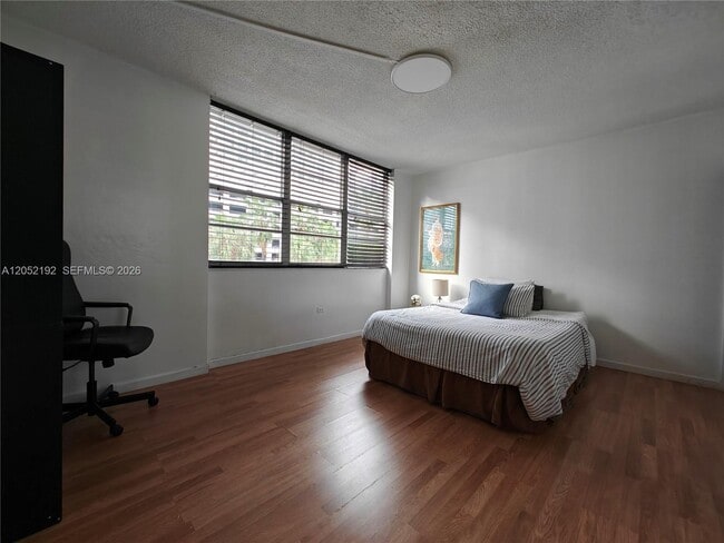 Building Photo - 825 Brickell Bay Dr