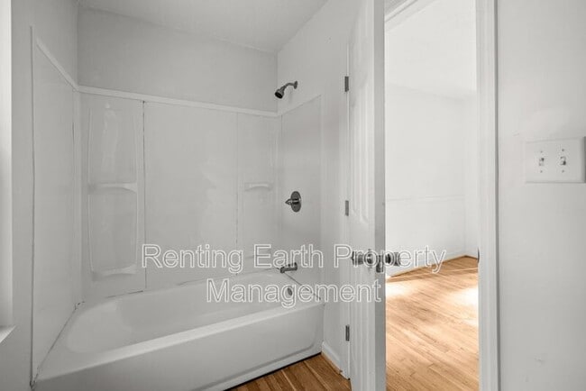 Building Photo - 829 Meadowbrook Dr