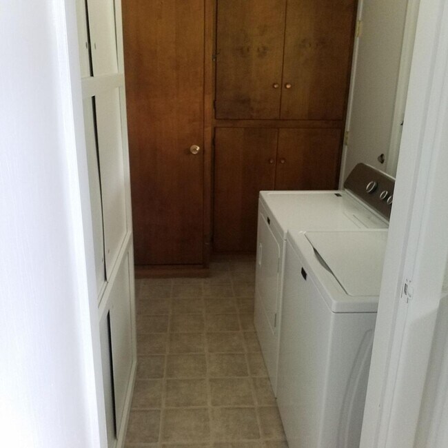 Building Photo - Pending Applications! Charming 3-Bedroom Home