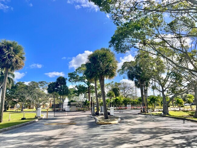 Building Photo - 4855 Via Palm Lakes