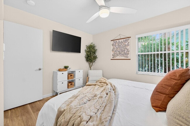 Building Photo - 10546 53rd Ave N