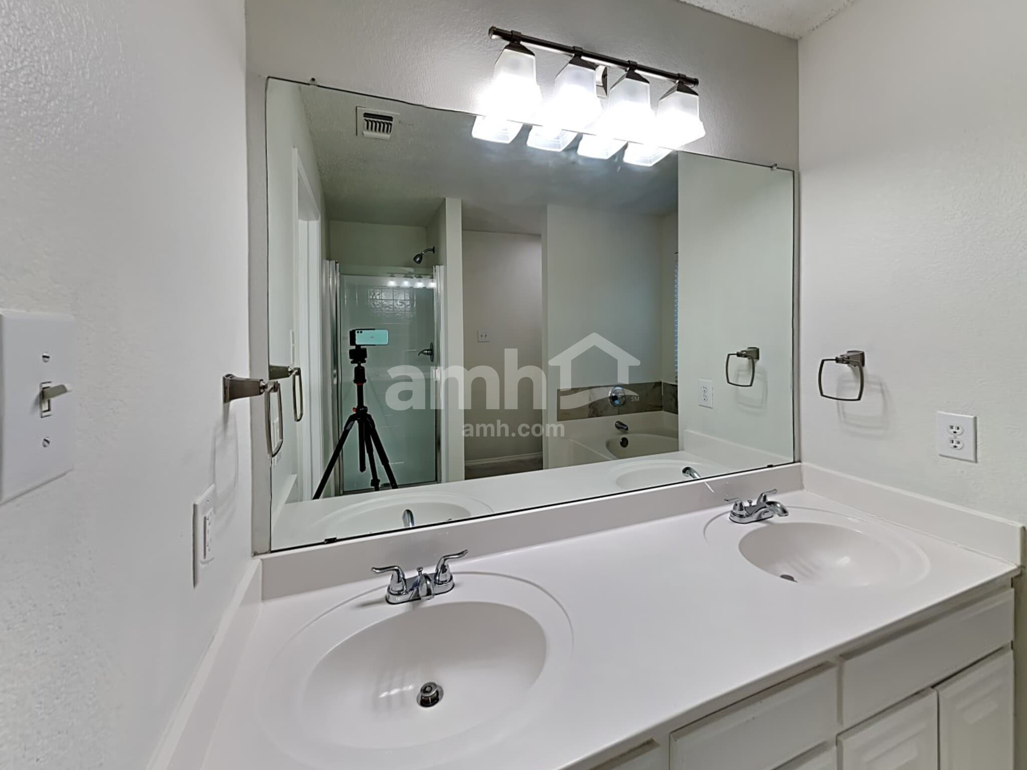 Building Photo - 225 Willow Creek Dr