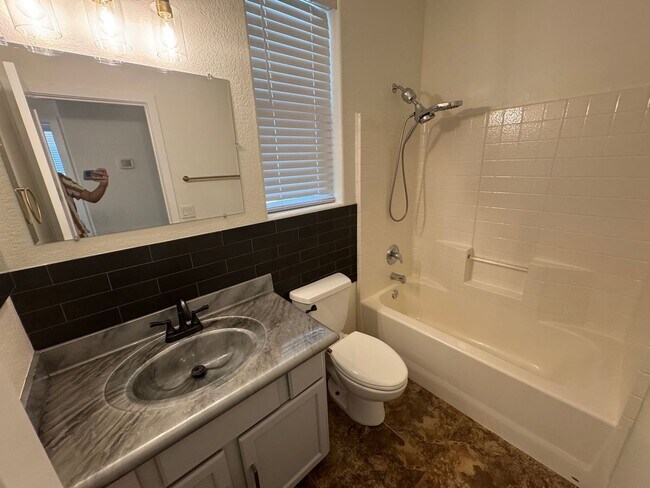 Building Photo - 4133 E Cherry Hills Dr