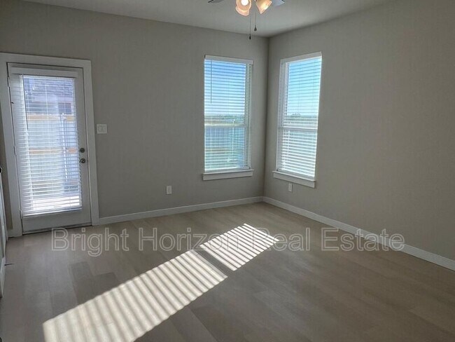 Building Photo - 3409 Valley Vista Dr