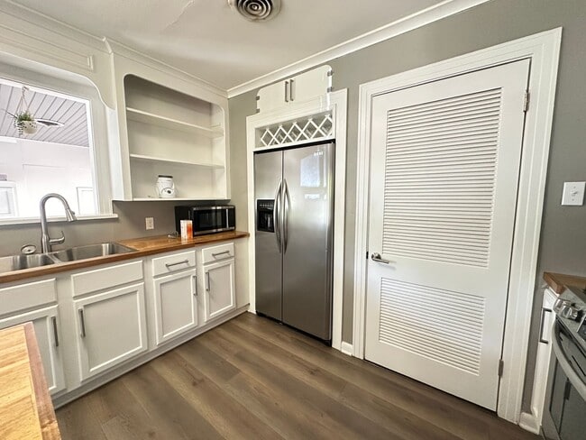 Building Photo - Spacious 2 Bedroom