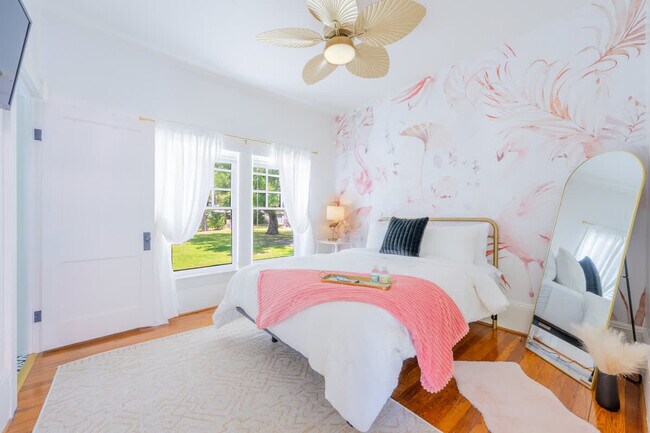 Building Photo - 353 E 6th St