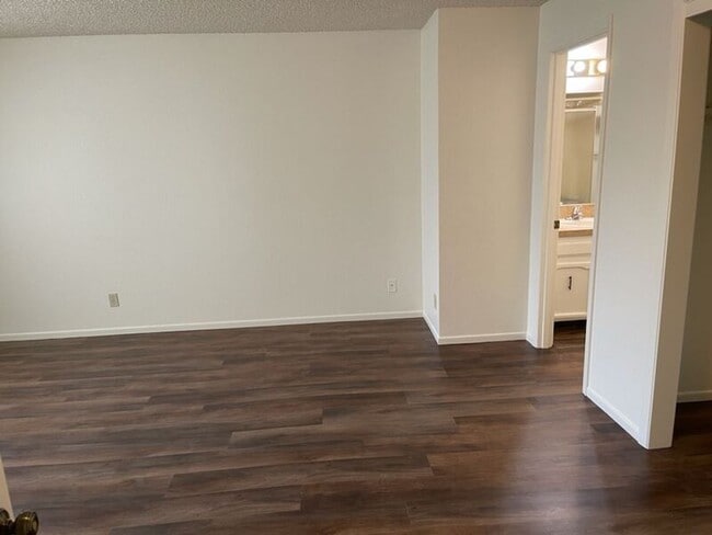 Building Photo - 4276 Meadowbrook Ct NE