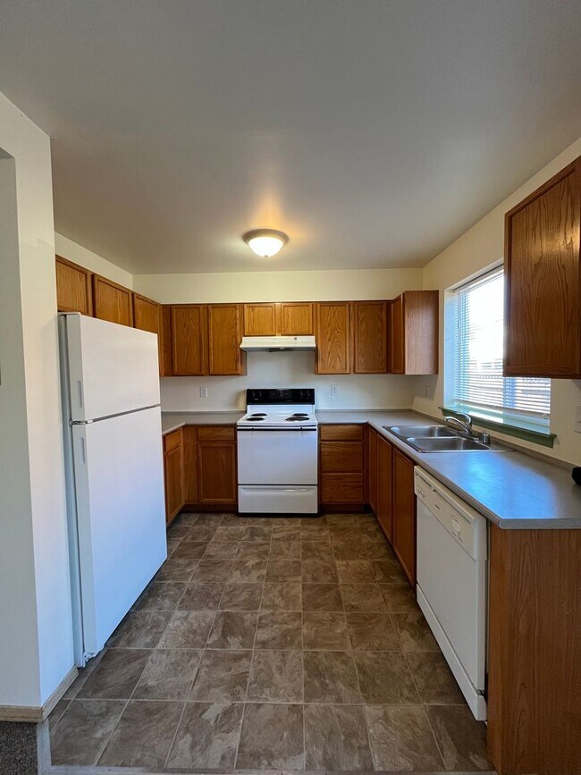 Building Photo - Three Bedroom Townhouse Style Unit