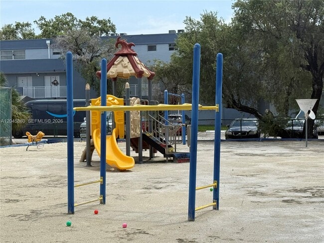 Building Photo - 9371 Fontainebleau Blvd