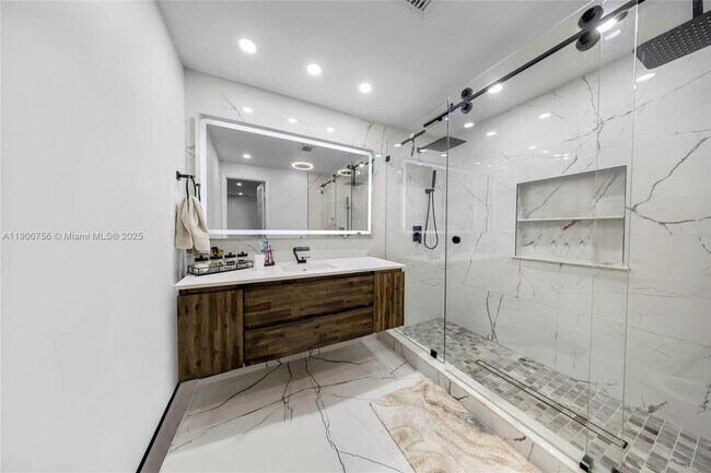 Building Photo - 490 W 33rd Pl